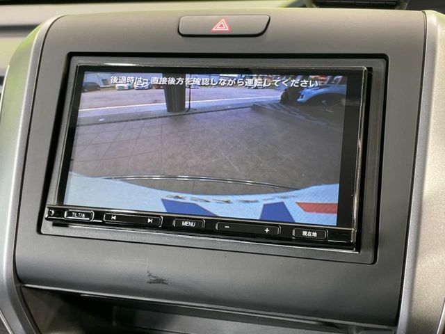 【バックカメラ】駐車時に後方がリアルタイム映像で確認できます。大型商業施設や立体駐車場での駐車時や、夜間のバック時に大活躍！運転スキルに関わらず、今や必須となった装備のひとつです！