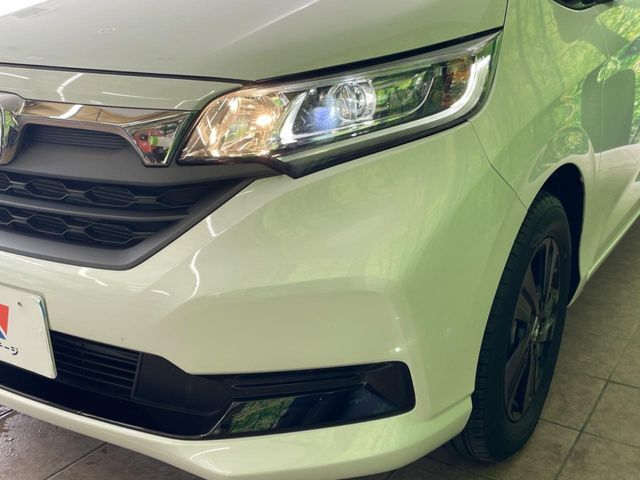 【LEDヘッドライト】悪天候や夜間走行時も良好な視界を確保し安心して運転できる高輝度LEDヘッドライトを装備！点灯速度が早く、消費電力も抑えられています。