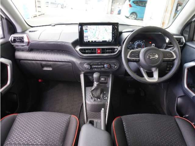 視界広々で非常に運転しやすくロングドライブでも疲れを感じさせないすっきりとまとまったインパネ周りです。