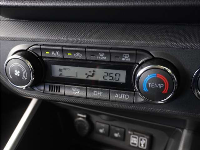◆オートエアコン装備◆　お好みの温度を設定をするだけで、後は、自動で風量を調節してくれます！快適にドライブが楽しめます。