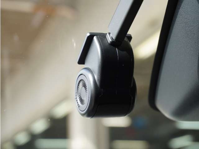 ◆ドライブレコーダー◆映像・音声などを記録する自動車用の装置です。　もしもの事故の際の記録はもちろん、旅行の際の思い出としてドライブの映像を楽しむことができます。