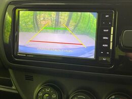 【バックカメラ】駐車時に後方がリアルタイム映像で確認できます。大型商業施設や立体駐車場での駐車時や、夜間のバック時に大活躍！運転スキルに関わらず、今や必須となった装備のひとつです！