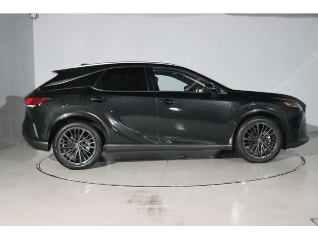 レクサスCPOでは、購入時の車両価格の中に1回の法定点検、その際のオイル交換の費用まで含まれております。購入後のサポートもお任せください。