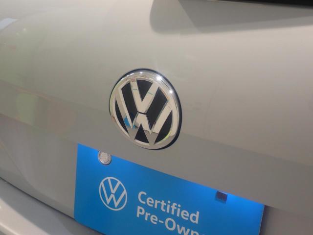 リアカメラがVWエンブレムに内蔵されています。ギアをリバースに入れると車両後方の映像が映しだされます。
