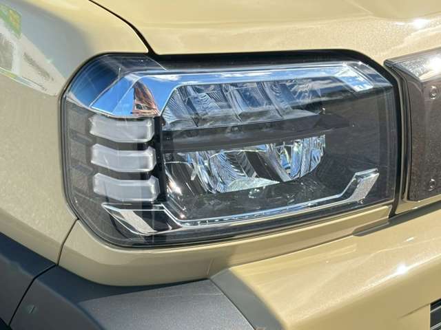 ヘッドライトはLEDとなっております。夜間走行も安心の明るさです。フォグランプもLEDを装備しております。