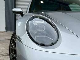 人気の外装色GTシルバーメタリックに20/21インチRSスパイダーデザインホイール(サテンプラチナ)＆レッドペイントブレーキキャリパーが装備され迫力有るエクステリアを演出！！