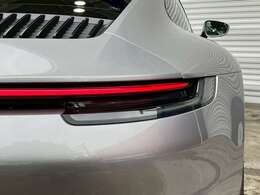 心地よい禁煙の室内はアルカンターラルーフライニング＆お洒落なブラック/ベージュツートンインテリアに快適なシートヒーター付！！