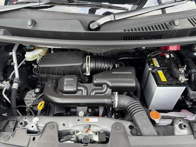 当店のお車は、納車前に国家資格整備士による整備を行います。エンジンオイル、バッテリー、スパークプラグ、ワイパーゴム等の消耗部品をしっかりチェックし劣化している部品は交換の上、納車いたします。