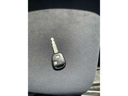 便利なキーレスキー！あるとうれしい装備です☆　ドアロックの開閉もボタン一つで！雨の日もこれがあれば楽々の便利装備です☆