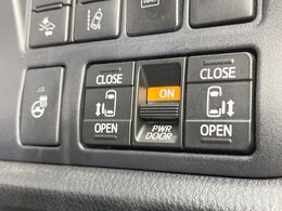 【両側パワースライドドア】スマートキーや運転席のスイッチで後席両側スライドドアの開閉が可能♪電動だから力を入れてドアを開ける必要が無く、小さなお子様でも簡単に開け閉めでき快適です♪