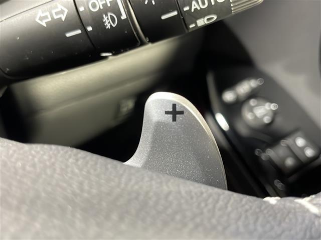 【パドルシフト（AT車）】MT車と同じように好きなギアで走ることができます！ステアリングから手を離さずに指先だけでシフト操作ができ、よりスポーティな走りをお楽しみいただけます。