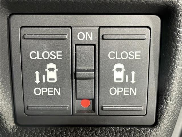 【両側パワースライドドア】小さなお子さまでもボタン一つで乗り降りラクラクです！両手に荷物を抱えている状態でもボタンを押せば自動で開閉するので、お買い物やお出かけの際にはとっても重宝します！