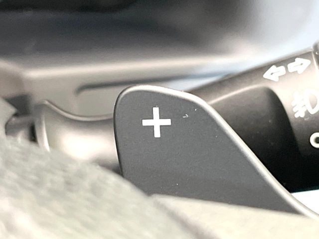 【パドルシフト】ハンドルから手を離さずに素早くシフトアップ＆ダウンができるので、エンジンブレーキを使う下り坂や高速道路の合流で加速したい場面で役立ちます。