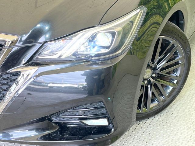 【LEDヘッドライト】悪天候や夜間走行時も良好な視界を確保し安心して運転できる高輝度LEDヘッドライトを装備！点灯速度が早く、消費電力も抑えられています。