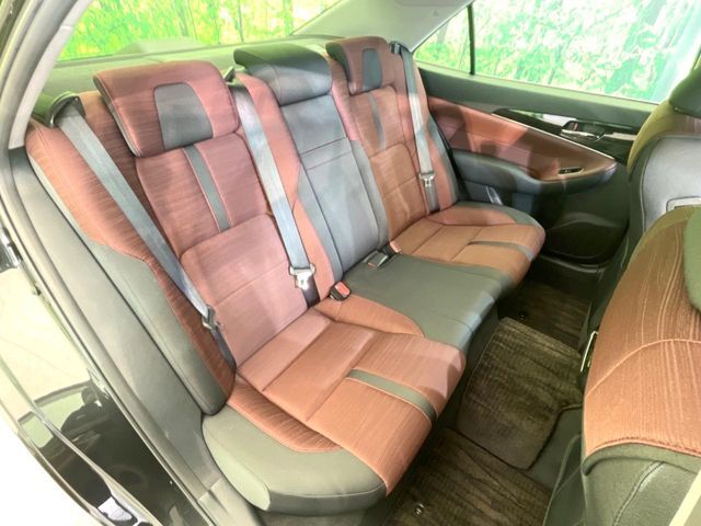 後部座席も気になるようなキズ・汚れやへたり等、大きなダメージはなく、良好な状態です。