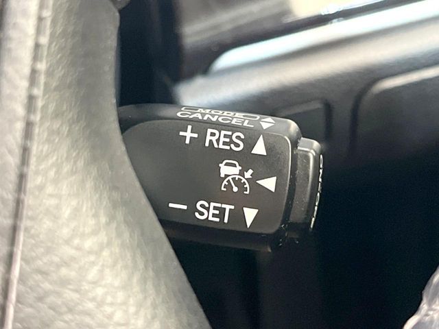 【レーダークルーズコントロール】高速道路での長距離走行が楽に！！自動で速度を保つクルーズコントロールが、衝突軽減システムと連携し、前方の車両を感知して車間を保つように速度調節してくれます！！