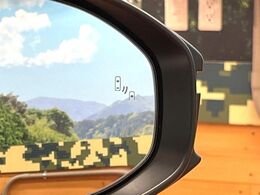 【ブラインドスポットモニター】走行中、ドアミラーの死角になりやすい箇所に後続車が接近するとサイドミラーのレンズに警告を表示！ドライバーに注意喚起をしてくれます。