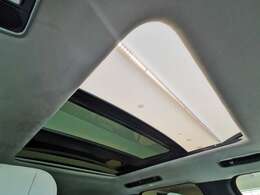 【スライディングパノラミックルーフ】上が開くタイプのルーフです。電動でスライドするものでロールブラインドも搭載しておりますので日が強い日でも安心して車内でおくつろぎ頂けます。