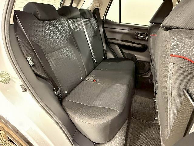 セカンドシートはリクライニング可能でくつろぎの空間。大人二人が乗っても十分なスペースが確保されております。
