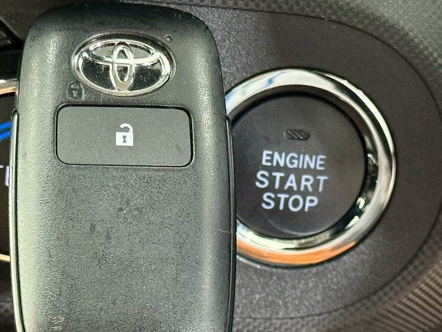 【スマートキー】車内へのアクセスやエンジン始動が楽々に行える今や必須アイテムのキー複製防止の「イモビライザー」まで備わっております。