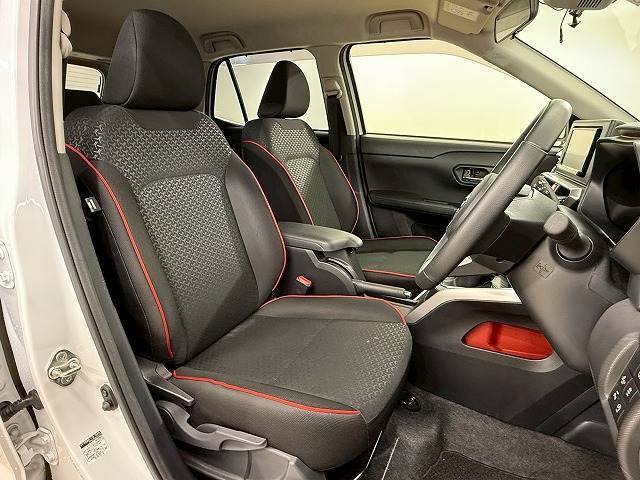 各種ブランドのシートカバーの取り扱いもございます。また、弊社オリジナルフロアマットもご用意しております。自慢の愛車をアレンジしてみてはいかがでしょうか。