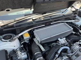 【STIタワーバー】お車の剛性を高めるタワーバーを装備。よりスムーズなコーナリング走行が可能となり、走りも楽しめます。