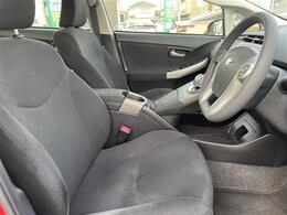 【運転席】座り心地が良いシートなので長時間の運転でも快適にお過ごしいただけます。新品のフロアマットのご注文も可能です。掲載箇所以外にご希望の写真がございましたらお気軽にお問い合わせ下さい。