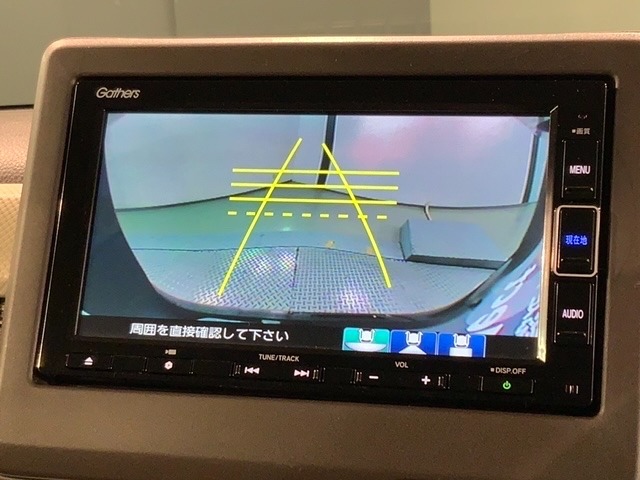 リバースギアに入れるだけで後方の表示へ切り替わります。夜間や雨の日の駐車も楽になりますよ。