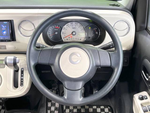 インテリアに合わせたデザインのステアリングは、運転される方のことも考え、運転しやすい形状、大きさです。是非一度、実際に触ってお確かめください。