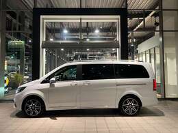 最大100項目の点検整備項目が設定されています。ダイムラー社の厳しいサービス基準に適合した充実の設備を備えたサービス工場とメルセデス・ベンツに精通したサービススタッフが点検整備を入念に実施致します。