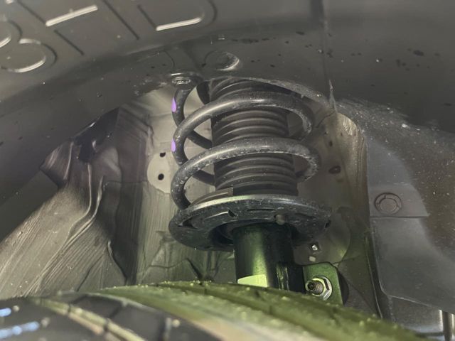 お車を安心してお乗りいただく為には、足回りの定期点検が欠かせません。サービスサポート（有償保証）では無料点検もご提供しており、安心のカーライフをお過ごしいただけるサポート体制が整っています。