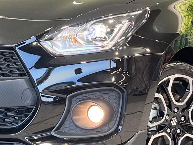 【LEDヘッドライト】悪天候や夜間走行時も良好な視界を確保し安心して運転できる高輝度LEDヘッドライトを装備！点灯速度が早く、消費電力も抑えられています。