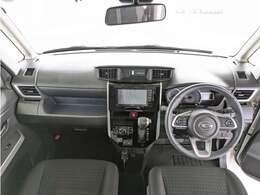 ブラック基調の落ち着いた印象。ピアノブラック調のパネルが高級感を演出。