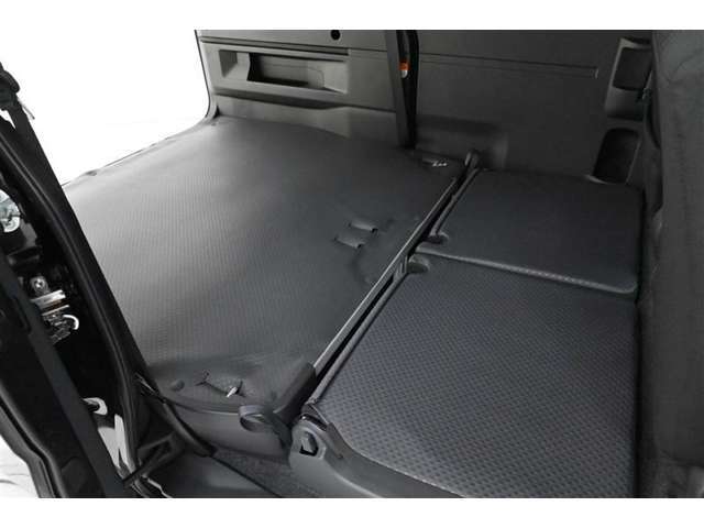 ◆後部座席を格納した状態の荷室です。水平格納式でフラットな空間になります。広々とした空間は車中泊などにも活かせます。（運転席側から撮影しました）