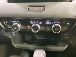 【オートエアコン】一度お好みの温度に設定すれば、車内の温度を検知し風量や温度を自動で調整。暑い…寒い…と何度もスイッチ操作をする必要はありません。快適な車内空間には必須の機能ですね♪