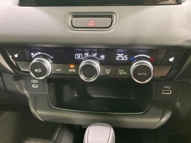【オートエアコン】一度お好みの温度に設定すれば、車内の温度を検知し風量や温度を自動で調整。暑い…寒い…と何度もスイッチ操作をする必要はありません。快適な車内空間には必須の機能ですね♪