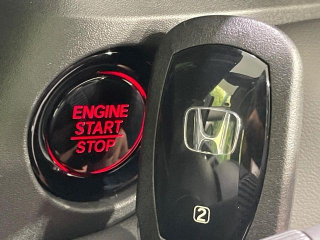 【Hondaスマートキー】カバンやポケットに入れたままでもドアの施錠・解錠が可能なスマートキーを装備。エンジンのオン・オフ時もカギを取り出す必要が無いからとっても便利です♪
