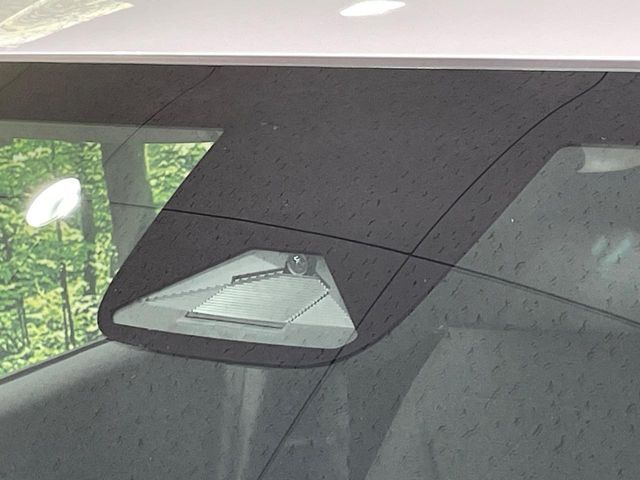 【ホンダセンシング】走行中に前方の車両等を認識し、衝突しそうな時は警報とブレーキで衝突回避と被害軽減をアシスト。より安全にドライブをお楽しみいただけます。