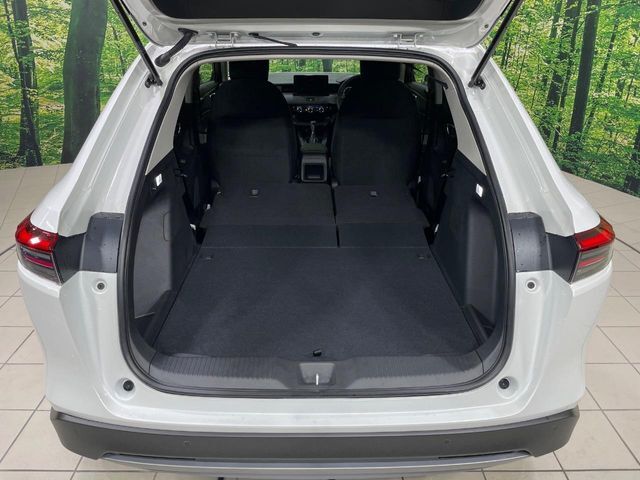 積み下ろしのしやすいデッキにはたっぷりと荷物を積み込んでいただけます。遊びから仕事まで、様々なシーンで頼れます♪