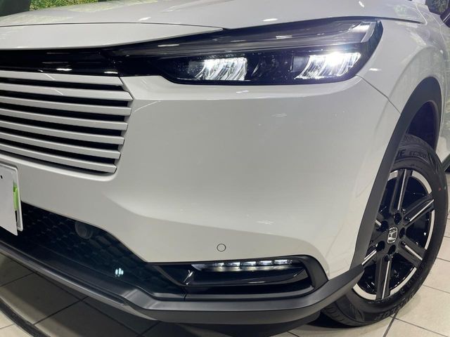 【LEDヘッドライト】悪天候や夜間走行時も良好な視界を確保し安心して運転できる高輝度LEDヘッドライトを装備！点灯速度が早く、消費電力も抑えられています。