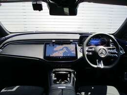 重厚感あるインテリアパネル。エアコン吹き出し口もインテリアになじんでいます。液晶操作パネルも上体を起こさず操作出来ます。