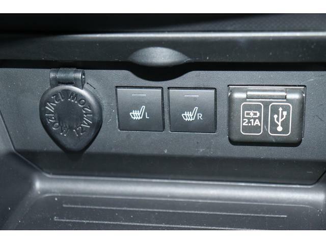 アクセサリーソケット（左）運転席・助手席シートヒーター（中央）USBソケット（右）