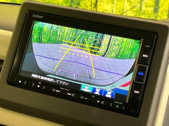 【バックカメラ】駐車時に後方がリアルタイム映像で確認できます。大型商業施設や立体駐車場での駐車時や、夜間のバック時に大活躍！運転スキルに関わらず、今や必須となった装備のひとつです！