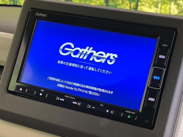 【純正ナビ】人気の純正ナビを装備しております。ナビの使いやすさはもちろん、オーディオ機能も充実！キャンプや旅行はもちろん、通勤や買い物など普段のドライブも楽しくなるはず♪