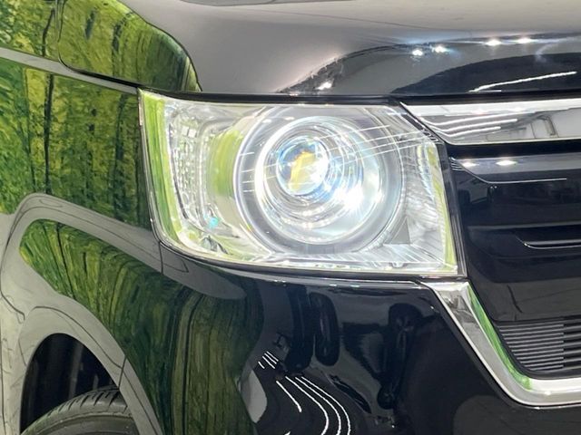 【LEDヘッドライト】悪天候や夜間走行時も良好な視界を確保し安心して運転できる高輝度LEDヘッドライトを装備！点灯速度が早く、消費電力も抑えられています。