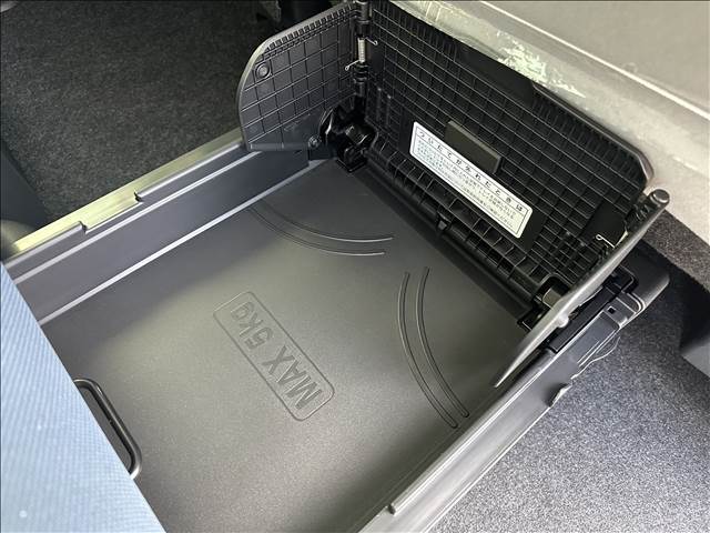 便利な後部席のシート下の収納スペース