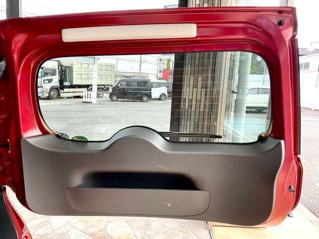 バックドアを開けてみました。内張も綺麗な状態です！！女性にも開閉が楽な横開き！！
