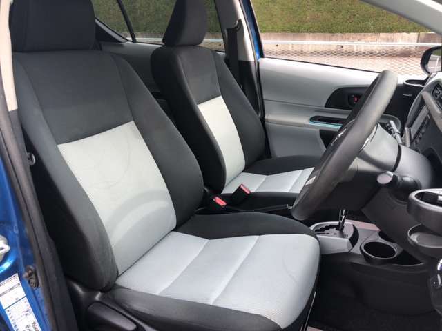 【運転席シート】目立った汚れもなく綺麗な状態となります♪