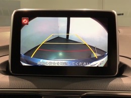 リバースギアに入れるだけで後方の表示へ切り替わります。夜間や雨の日の駐車も楽になりますよ。