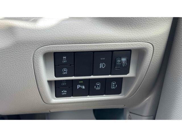 指先ひとつでドアオープン。【ワンアクション両側パワースライドドア】両手がふさがっていても、スイッチひとつでスライドドアが自動解錠＆自動オープンします。